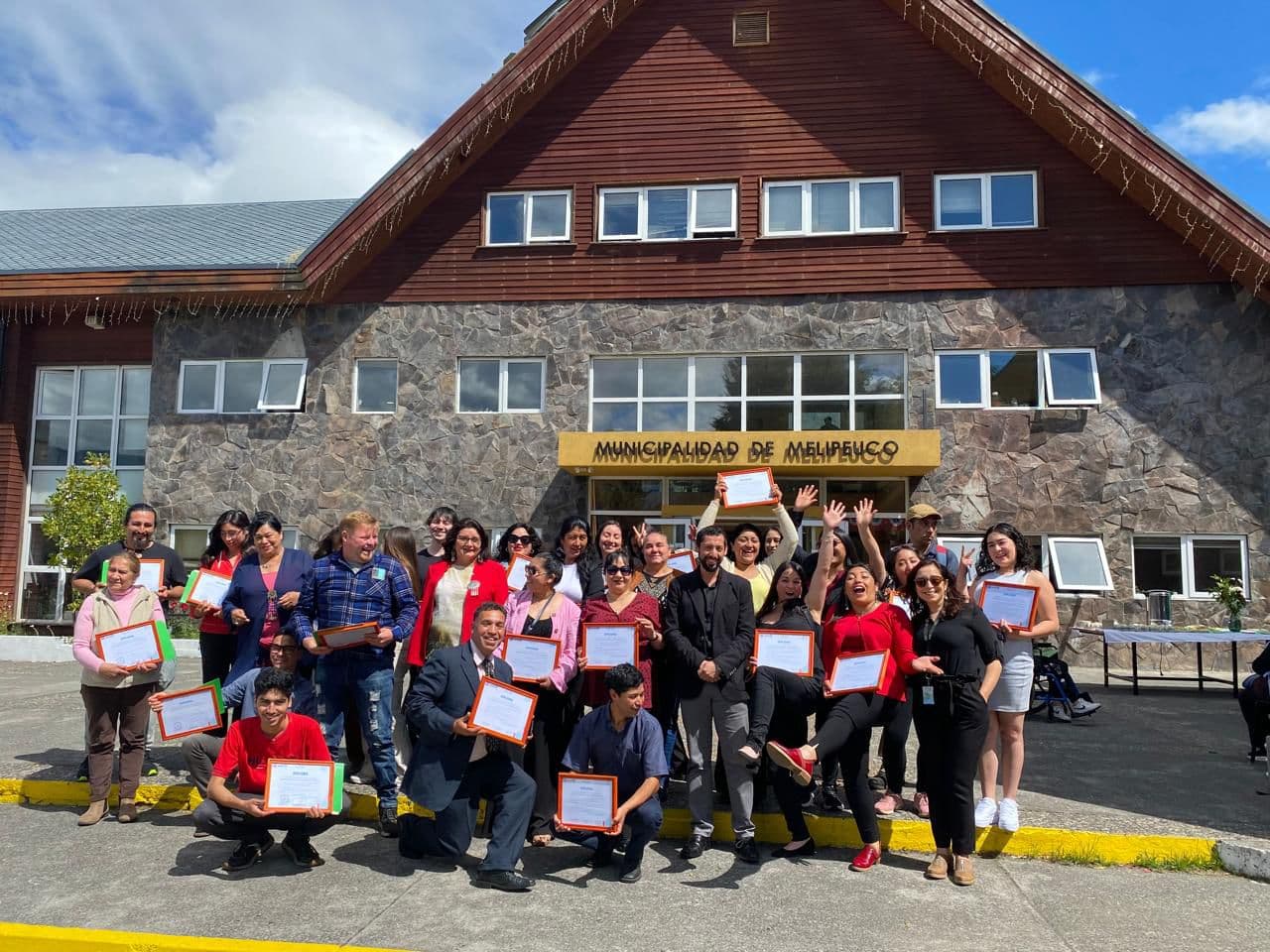 Entrega de diplomas de capacitación en la Municipalidad de Melipeuco