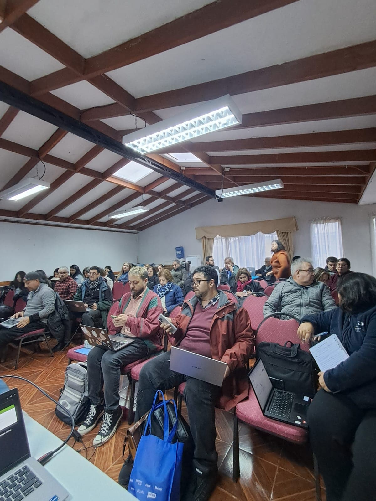 Asistentes siguiendo la capacitación con sus notebooks