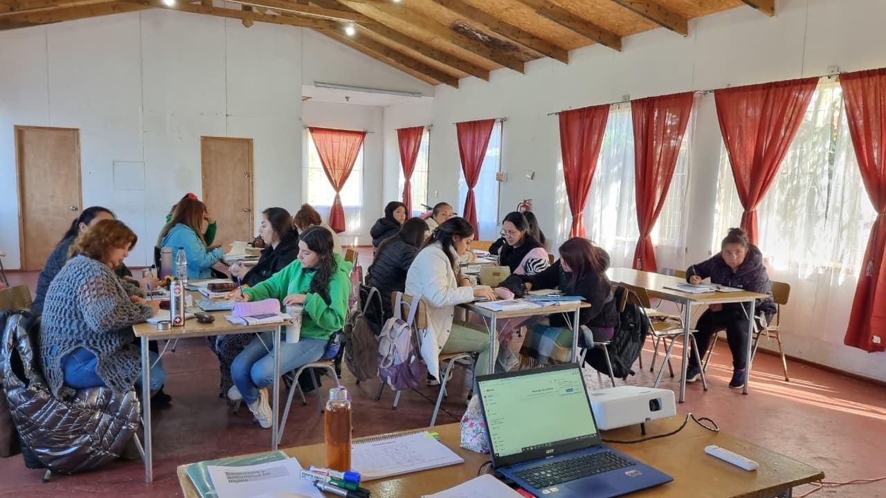 Taller de alfabetización digital en un espacio comunitario